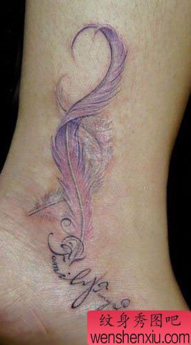 脚部唯美好看的羽毛与字母纹身图案