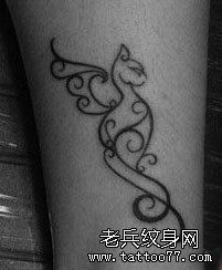 女生腿部唯美的图腾猫咪纹身图案