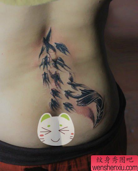 女生腰部羽毛化燕子纹身图案