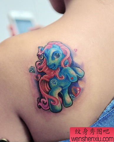美女肩背卡通独角兽纹身图案