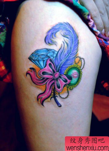 美女腿部羽毛钻石与蝴蝶结纹身图案