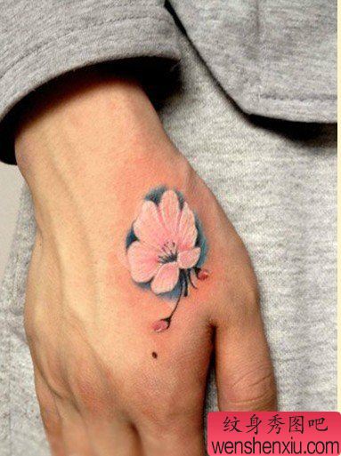 手部虎口好看的彩色樱花纹身图案