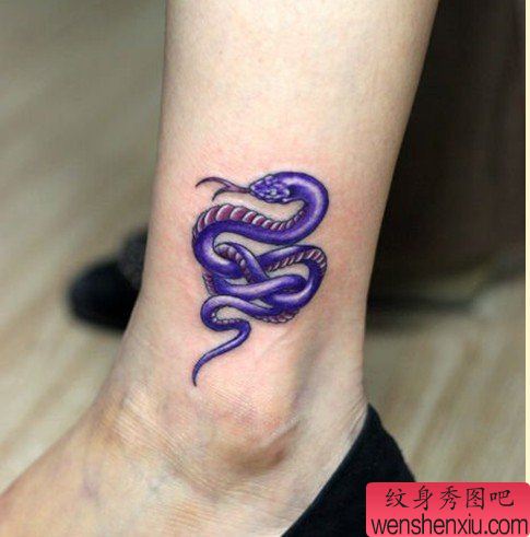 女生腿部一幅彩色小蛇纹身图案