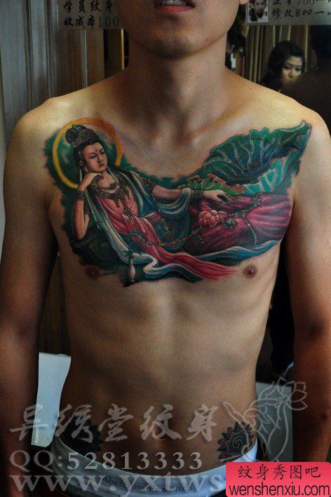 男生胸部一幅彩色观音纹身图案