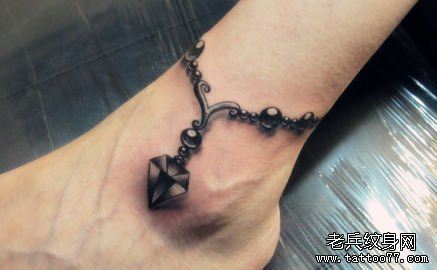 脚部精致的钻石脚链纹身图案