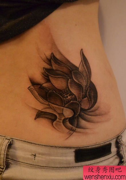 女孩子腰部唯美经典的莲花纹身图案