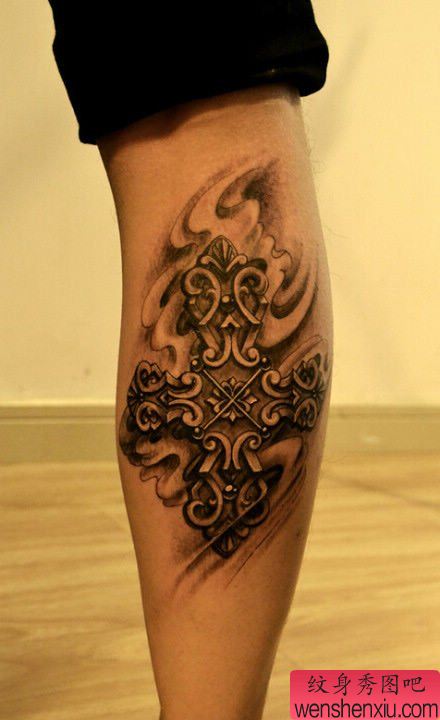 腿部好看经典的十字架纹身图案