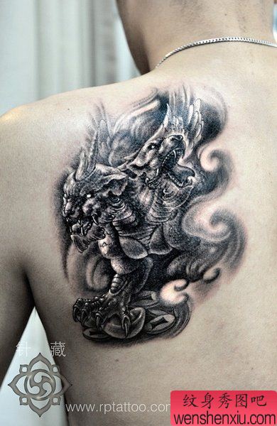 男性肩背招财神兽貔貅纹身图案