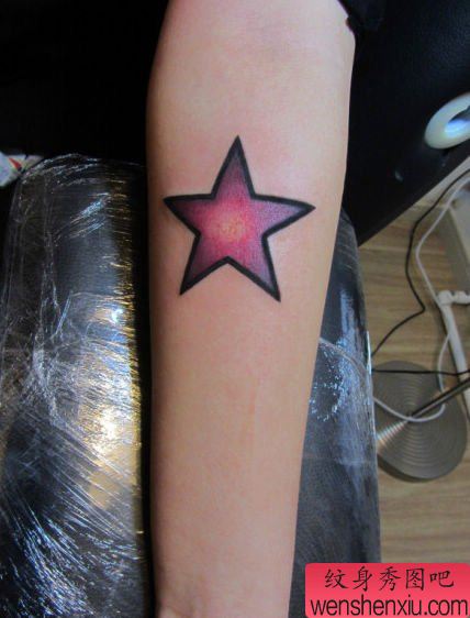 女孩子比较喜欢的五角星纹身图案