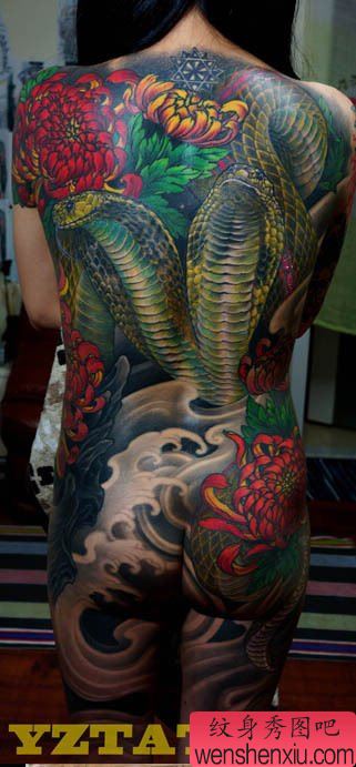 霸气的美女满背眼镜蛇纹身图案