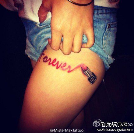 美女腿部流行另类的字母与口红纹身图案