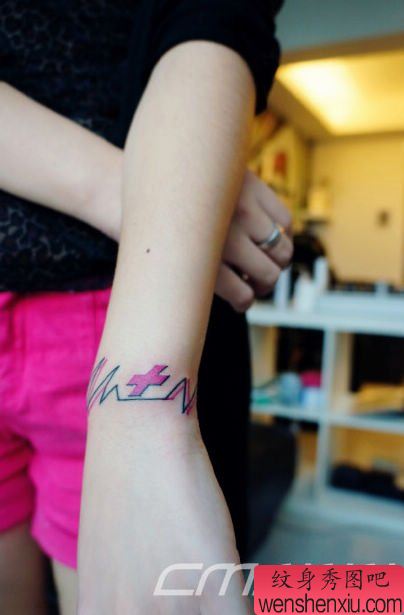 女孩子手腕处十字架与心电图纹身图案