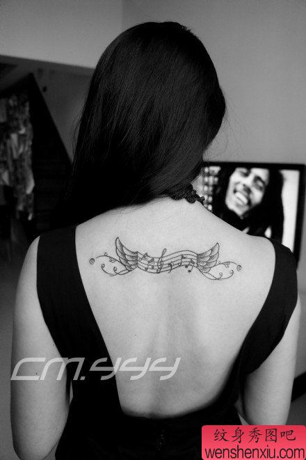 美女背部音符与翅膀纹身图案
