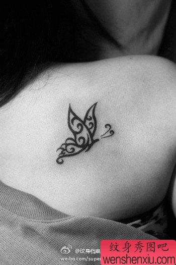 女生肩膀处小巧的图腾蝴蝶纹身图案