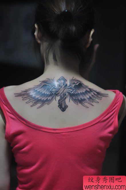 美女背部经典的黑灰十字架翅膀纹身图案