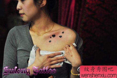 女生锁骨处图腾小爱心纹身图案