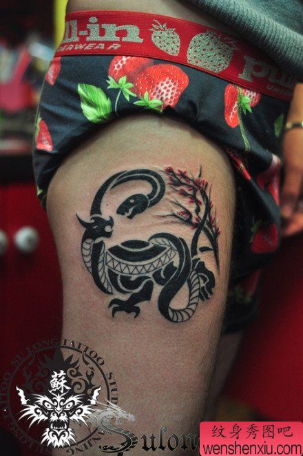 男性腿部图腾神兽玄武纹身图案