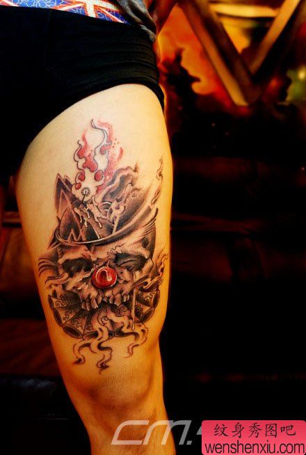 腿部一幅小丑骷髅纹身图案