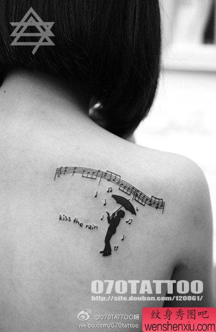 美女肩背流行好看的音符纹身图案