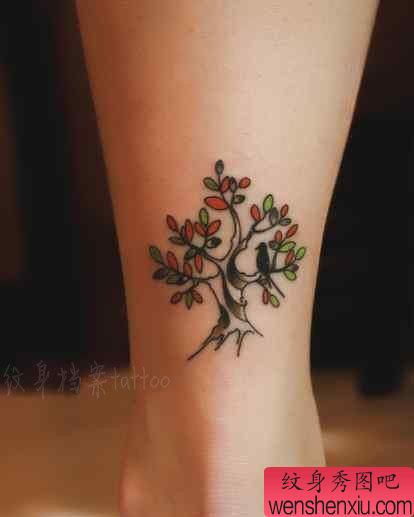 腿部简单流行的小树与小鸟纹身图案