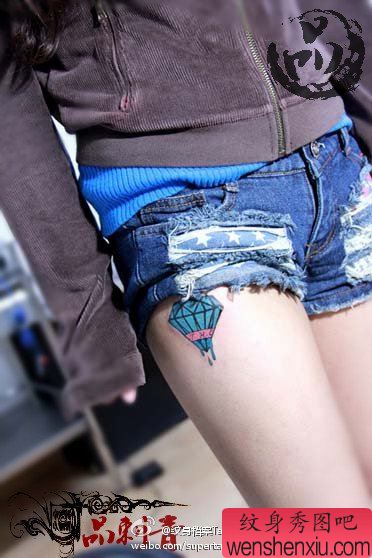 女生腿部流行时尚的钻石纹身图案