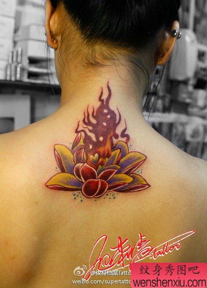 美女背部好看的莲花与火焰纹身图案