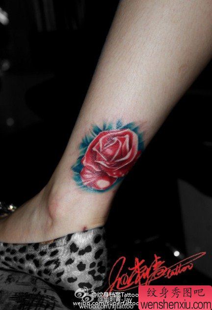 女生腿部漂亮的彩色玫瑰花纹身图案