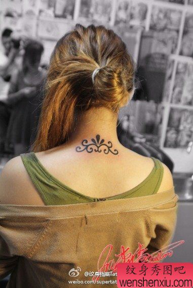 女生颈部好看的图腾藤蔓纹身图案