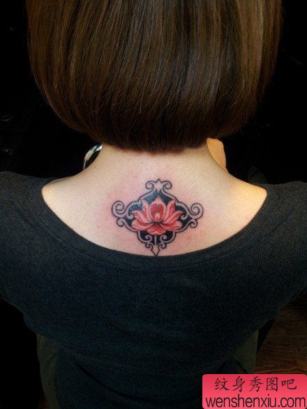 唯美的男生背部图腾莲花纹身图案
