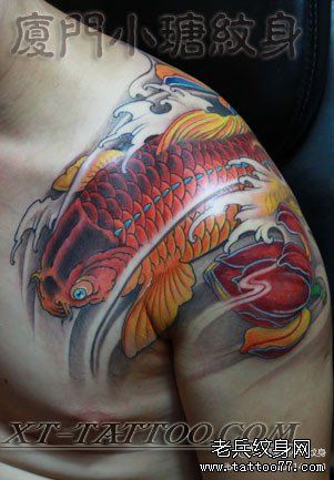 一幅漂亮的彩色过肩鲤鱼纹身图案