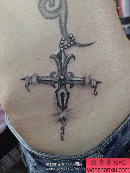 腰部好看的十字架纹身图案