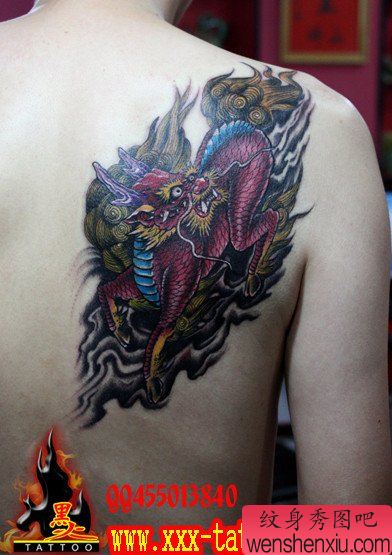 男生肩背帅气的麒麟纹身图案