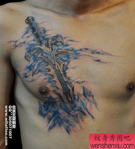 男性胸部一幅宝剑纹身图案