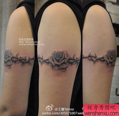 手臂好看经典的玫瑰花与荆条纹身图案