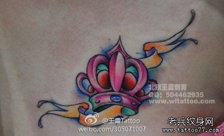 美女胸部好看的彩色皇冠纹身图案