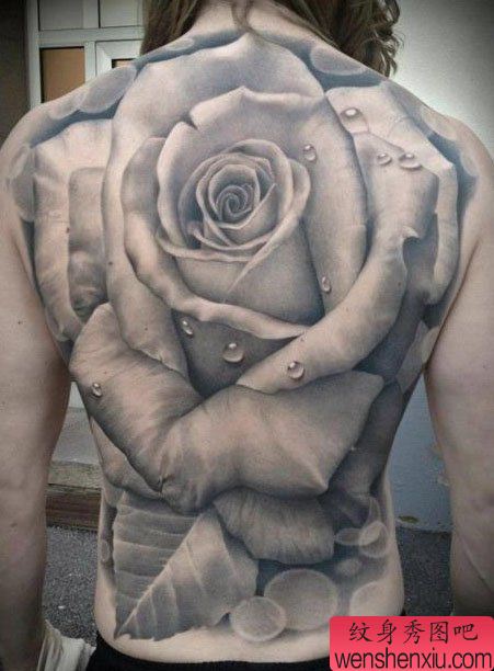超帅的满背黑灰玫瑰花纹身图案