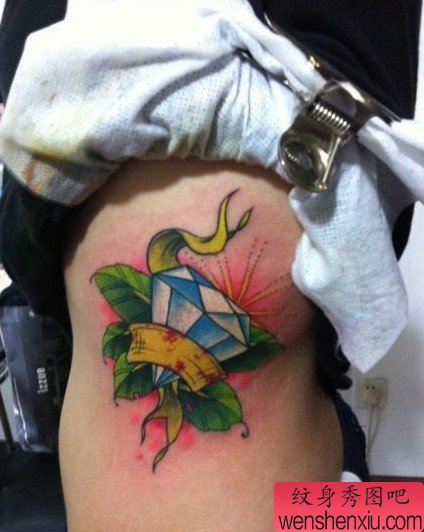 美女侧腰好看的彩色钻石纹身图案