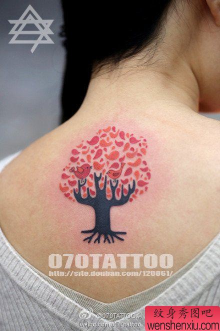 美女背部好看的图腾小树与小鸟纹身图案