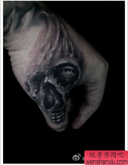 手臂帅气的黑灰骷髅纹身图案