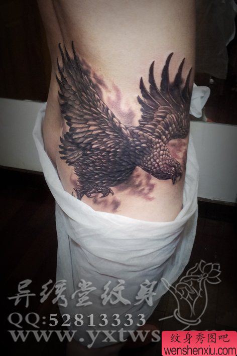 腰部帅气的黑灰老鹰纹身图案