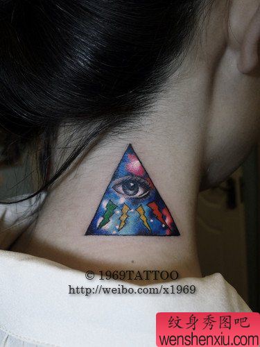 美女脖子处漂亮的彩色眼睛与星空纹身图案