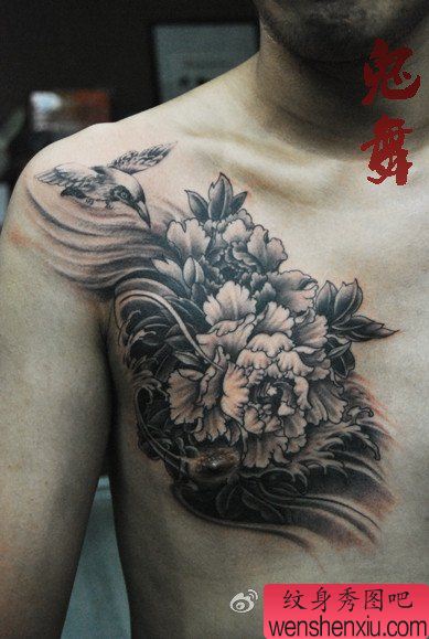 男生胸前黑灰牡丹花纹身图案