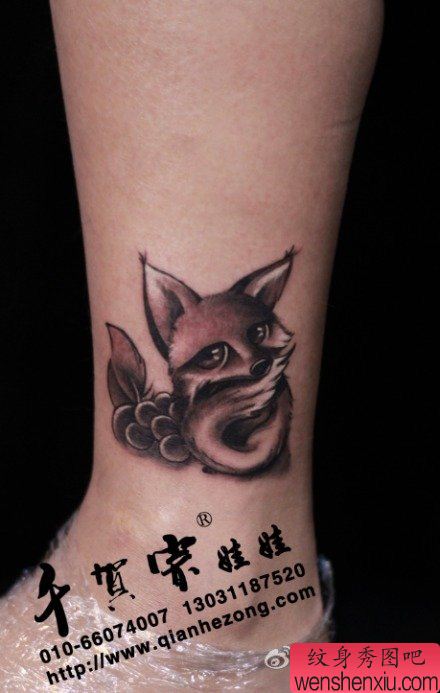 女生腿部小狐狸纹身图案
