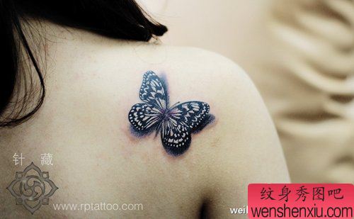 女生肩背写实的蝴蝶纹身图案