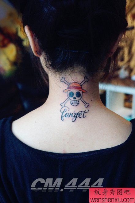 女生颈部海贼王草帽海贼团旗帜纹身图案