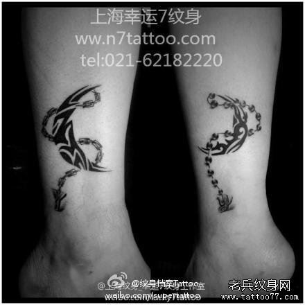腿部精美的情侣图腾月亮与吊链纹身图案