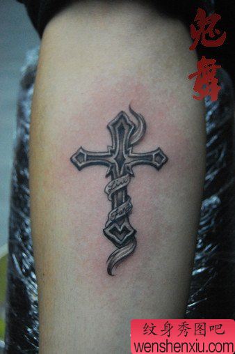 小手臂内侧一幅十字架纹身图案