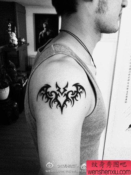 手臂精美的图腾蝙蝠纹身图案