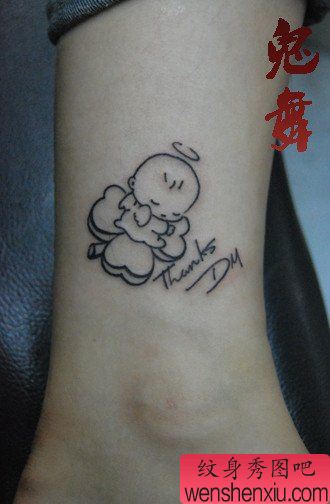 女生腿部小天使与三叶草纹身图案