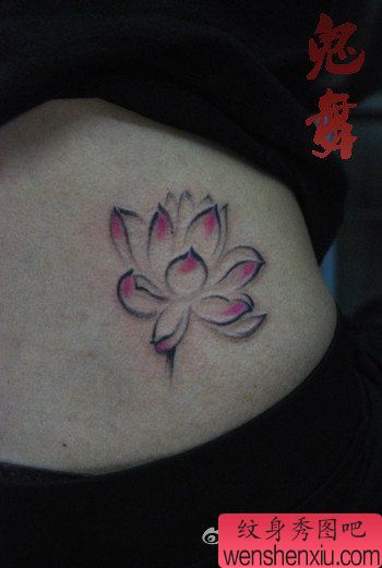 美女腰部唯美流行的水墨莲花纹身图案
